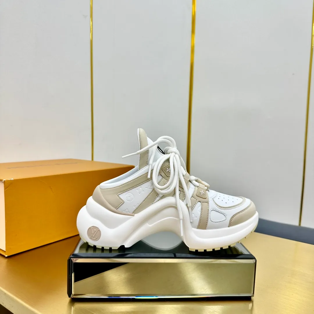 👟👟Ex-factory price 700👟👟 🔥🔥🔥Arch bridge top version LV donkey brand casual sports dad shoes and slippers The bold avant-garde design and the unique wavy outsole make the entire fashion circle coquettish. They are synonymous with new trends. They are touted as the coolest casual sneakers in history. Whoever wears them will become the most handsome person who turns heads. The heel is about 5.5cm high and the heel is about 8mm deep.  🌸 Imported fabric 🐂 leather ➕ Imported 🐐 leather ➕ Imported TPU splicing 🌸 Imported mesh lining ➕ Cow lining Outsole vacuum foaming and TPU combination 🌸 Size women's size 35-41